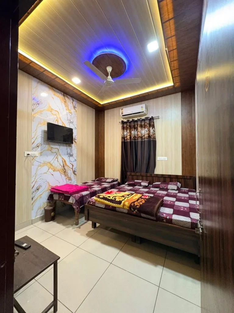 Clean Deluxe AC room with double bed at Hotel Jangid Gogamedi